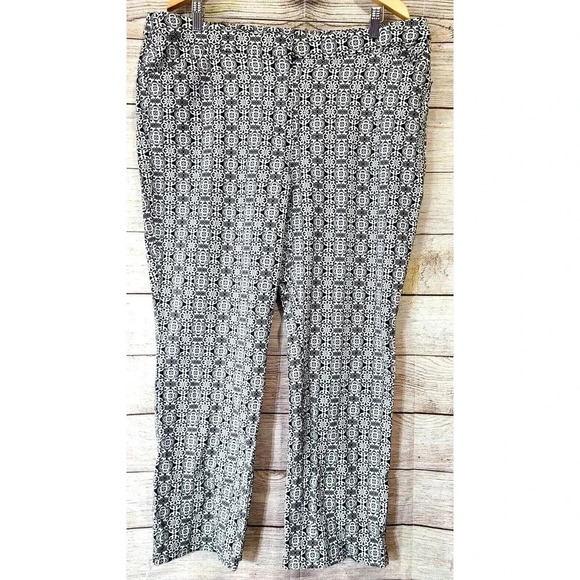 Chico's Women's Secret Stretch Straight Leg Pants 3R Black White Tile Print - Picture 1 of 7
